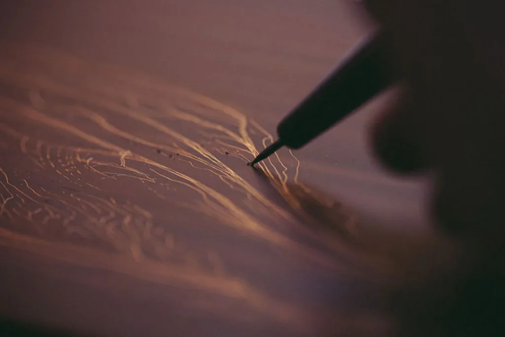 Détails d'une gravure faite à la main