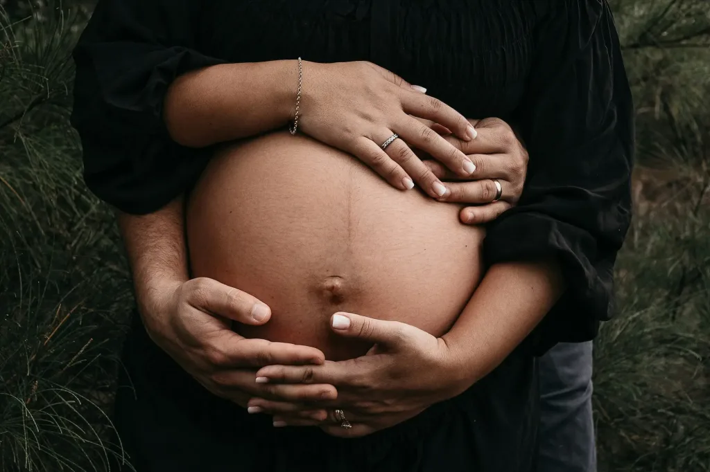 Poses for Maternity Photos to Inspire Stunning Portraits - 00