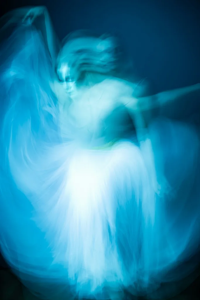 Halloween Photoshoot Ideas for Terrifyingly Spooky Shots - 02