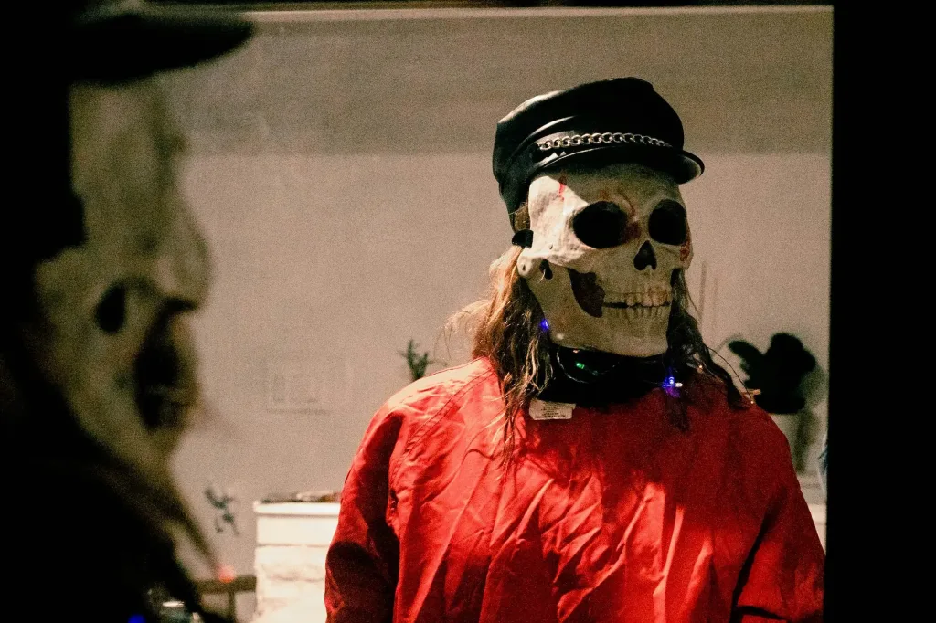 Halloween Photoshoot Ideas for Terrifyingly Spooky Shots - 11
