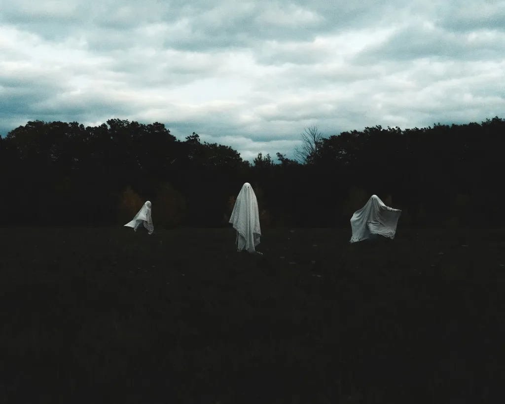 Halloween Photoshoot Ideas for Terrifyingly Spooky Shots - 12
