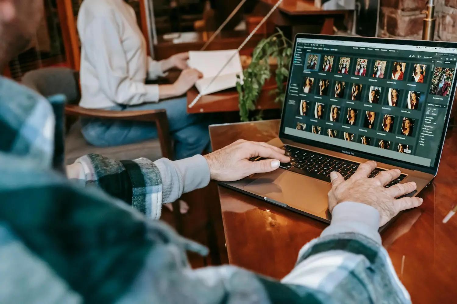 Comment l'IA améliore les logiciels de gestion de photos pour les créatifs - 00