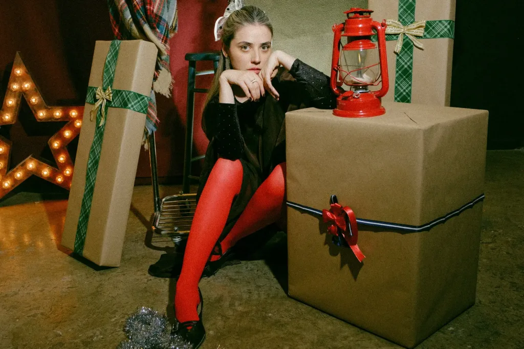 Christmas Photoshoot Ideas for Creative Holiday Portraits - 00
