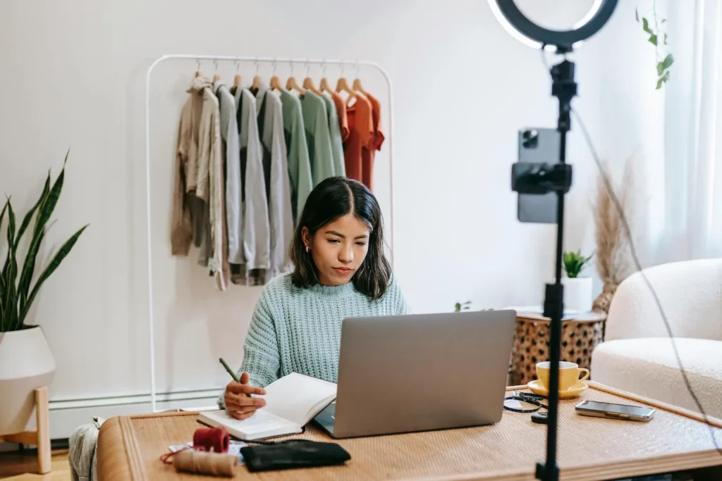 How Influencers Organize and Manage Thousands of Photos - 00